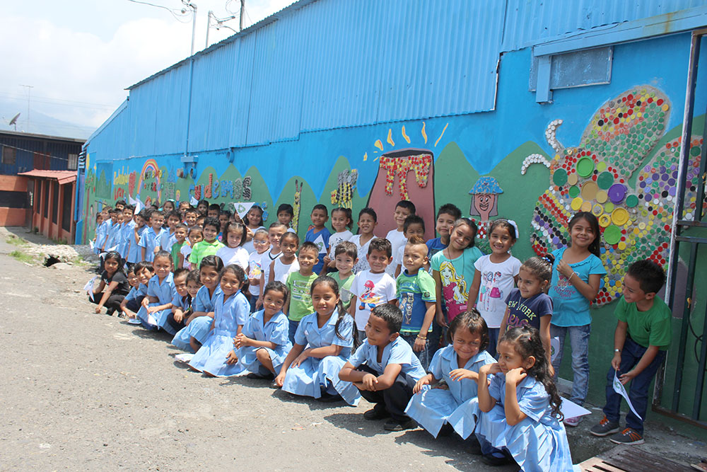 Del Jardín de Niños y Escuela Finca La Caja Niños de La Carpio aprendieron de reciclaje y recuperaron espacio público