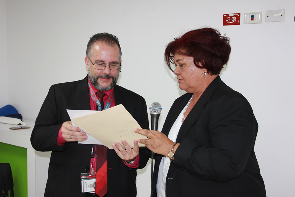 La Ministra de Salud a.i. Dra. María Esther Anchía le entregó al Director de Promoción de la Salud, Dr. Jaime Rumoroso, las nuevas funciones. Foto 3