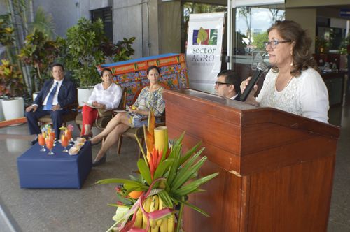La Viceministra de Promoción de la Salud, Virginia Murillo Murillo un llamado especial a la población en general, a promover que los niños, niñas y adolescentes  aumenten el consumo de frutas  y vegetales.