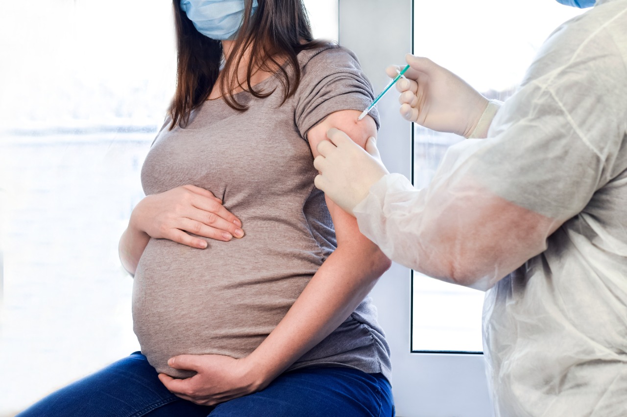 Comisión de Vacunación reafirma importancia de que mujeres embarazadas se vacunen contra COVID-19