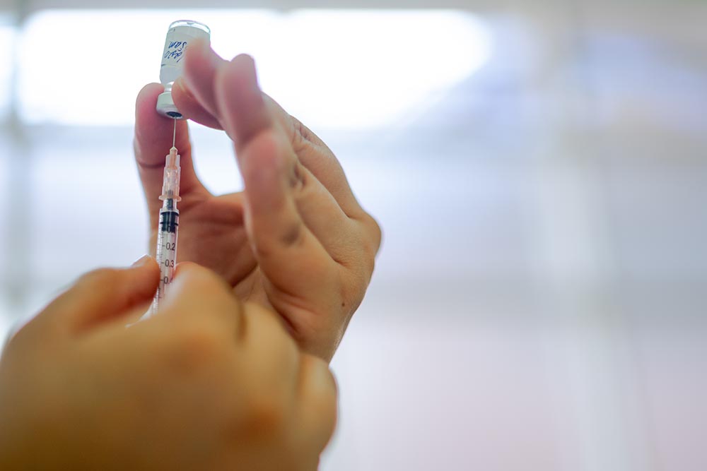 CCSS iniciará vacunación contra covid-19 de personas con factores de riesgo entre los 18 y 57 años