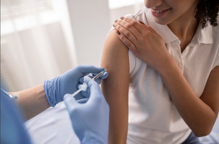 Autoridades hacen llamado a población para aprovechar la vacunación en farmacias y clínicas privadas