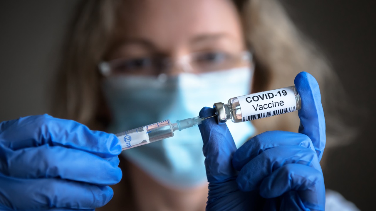 Salud autoriza primer distribuidor privado de vacuna contra COVID-19
