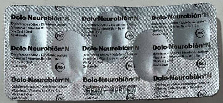 Imagen 1. Tabletas de Dolo-Neurobión N falsificadas agrietadas, con diferentes tonos y recortados los textos en el blíster.