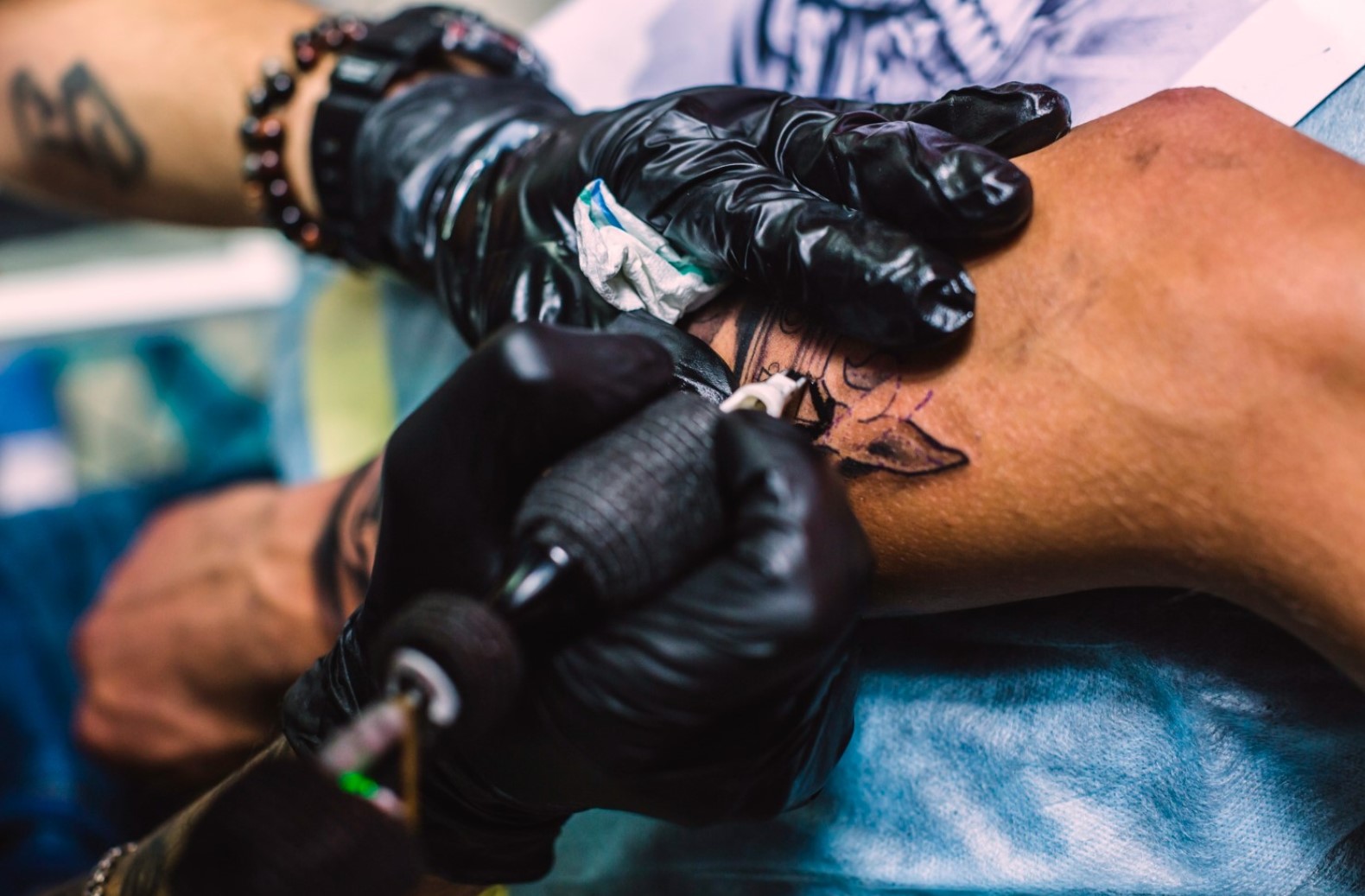  Salud actualiza Reglamento para la realización de procedimientos de tatuado, branding y perforaciones corporales