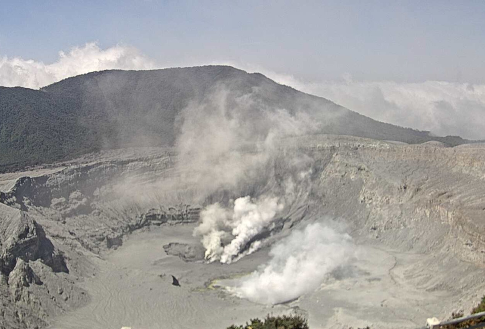 Salud alerta sobre caída de cenizas y gases del volcán Poás