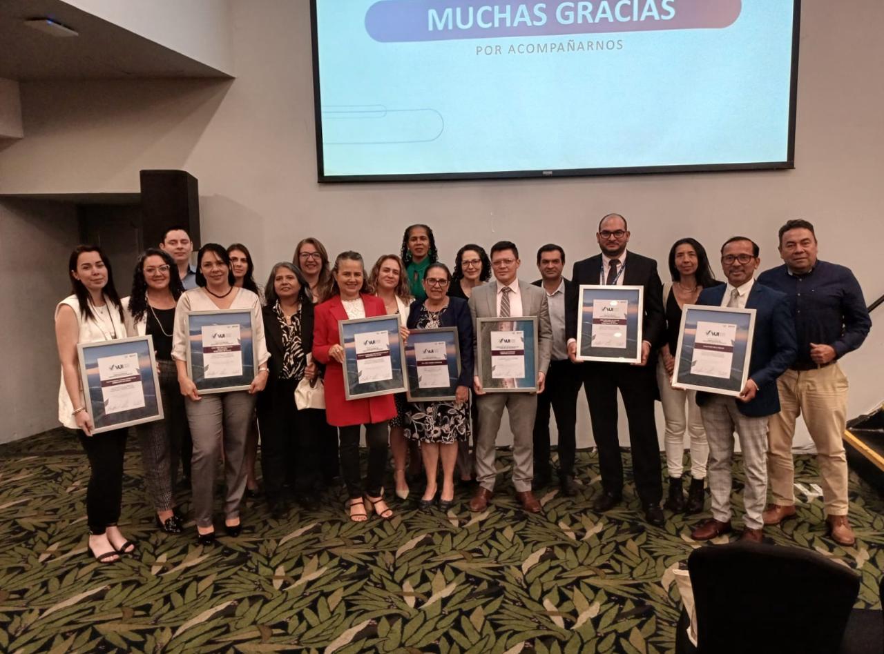 Ministerio de Salud recibe 6 reconocimientos por innovación y liderazgo en transformación digital Ministerio de Salud recibe 7 reconocimientos por innovación y liderazgo en transformación digital