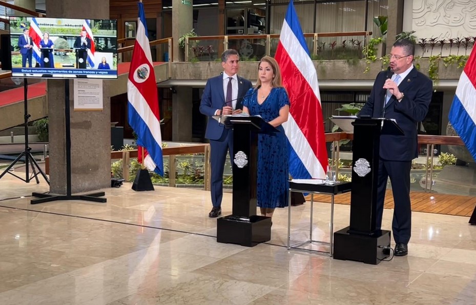 Autoridades firman Proyecto de Ley para reformar la Ley de Vapeo y reglamento que mejorará la accesibilidad de ingreso de productos en zonas francas Autoridades firman Proyecto de Ley para reformar la Ley de Vapeo y reglamento que mejorará la accesibilidad de ingreso de productos en zonas francas