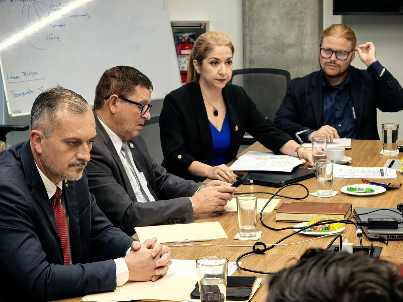 Tres proyectos de ley buscan responder a desafíos en residuos, vapeo y atención a personas mayores